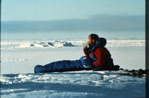 マウンテンイクイップメントのダウン寝袋は、極地用までラインナップされている。 厳選されたダウン、耐水性に優れたアウターファブリック、革新的な構造によって作り出されたこれらのスリーピングバッグは、ヒマラヤや南極大陸、北極など、新しいチャレンジを支えている。 