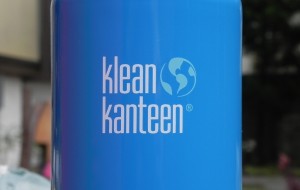 「使い捨て商品に代わる信頼性と高い品質を備えた製品をつくることが、私たちの最大の使命です。何十年先も当社の製品を使い続けていただくこと、それが私たちの希望です。たったひとつのカップやボトルを節約することの積み重ねが、大きな成果につながるのです」というKlean Kanteen（クリーンカンティーン）。 こうした水筒で飲む水は、未来の味がする。 