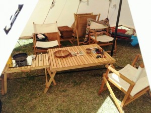 ウッドのテーブル、帆布のチェア。キャンプサイトに自然素材の道具が並ぶと、心が落ちつく。 