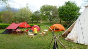 いくつかのグループが集まってのキャンプなら、テント同士が会話をしているようなレイアウトが美しい。 （写真協力＝「CielBleu」茨木一綺） 