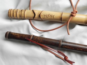 最近のお気に入りは、竹のこの二本。上の布袋竹の杖は、某所で見つけて発作的に購入。焼きごてでネームを入れ、穴をあけ革紐をつけた。自然素材のスタッフは、山歩きを優雅にしてくれる。 