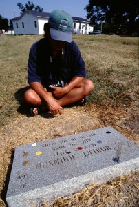 1999年、ぼくはロバート・ジョンソンのふたつのお墓をミシシッピー州にたずねた。 ひとつはレコード会社が作った立派なもの（写真上）。もうひとつは、見知らぬ女が建てたものだという。現在では、三つ目のお墓が発見されており、そこがどうやら実際に埋められた場所なんじゃないか、といわれている。近々、行ってみないと！ 