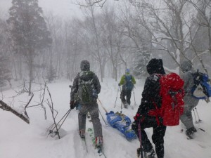 雪崩や遭難、滑落などの事故に遭うリスクもある。救助訓練も山旅のひとつかもしれない（青森『ATCスポーツ』による八甲田山での雪崩講習会より）。 
