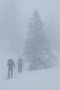 山々が雪におおわれる季節になったのだから、もう５月なかばまでは遊んでいる暇がない。テレマークスキーを履いて山旅へ出かけなければならないのだ。しようがないことなんだ。こればかりは。 なぜなら、そこには『Off The Beaten Track（踏みならされていない道）』があるのだ。 そしてそれは、人生を素敵に踏みはずすための道しるべでもあるからだ。 