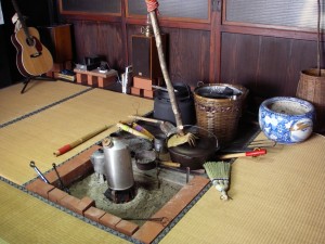 ８年前のこと。ひと冬を、長野県飯山の古民家で暮らしたことがある。囲炉裏のある部屋で、毎日が焚き火の生活。至福に満ちた日々だったのだ。 