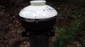 土鍋を使った簡易燻製器。土鍋の底にアルミホイルをしいて、その上にチップを。あとは直火で。 