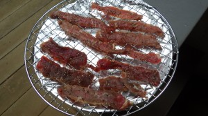 味付けをした肉をオーブン（低温）で乾燥させる。手抜き干し肉である。 